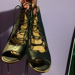 Laced heels SIZE : 9